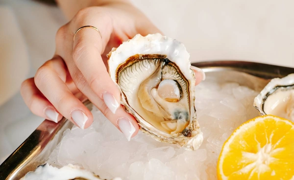 เตือน! คนชอบกิน "หอยนางรมดิบ" เสี่ยงติดเชื้อในกระแสเลือด จากแบคทีเรีย "วิบริโอ"