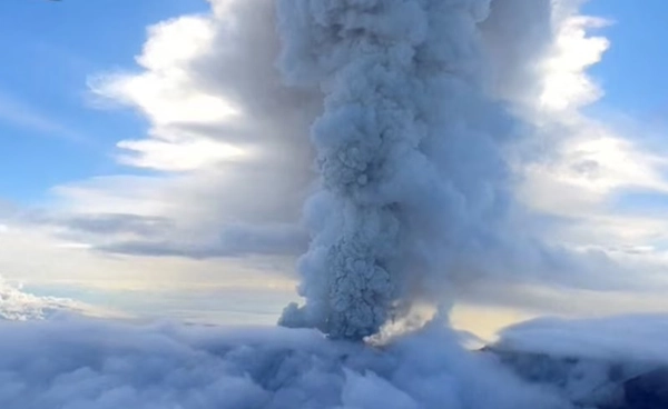 ภูเขาไฟรัสเซียปะทุ  เป็นครั้งแรกในรอบ 600 ปี  หลังแผ่นดินไหว 8.8 เขย่ารัสเซีย   