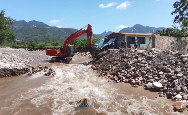 เจ้าหน้าที่จีน ลุยฟื้นฟูเมืองหลังเผชิญน้ำท่วมใหญ่