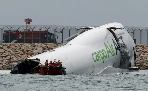 เครื่องบินบรรทุกสินค้าไถลรันเวย์ตกทะเลที่ฮ่องกง เสียชีวิต 2 คน