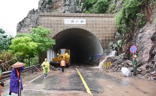 จีน ฝนตกหนัก ดินถล่ม  เจ้าหน้าที่ท้องถิ่นเตรียมรับมือเหตุฉุกเฉิน