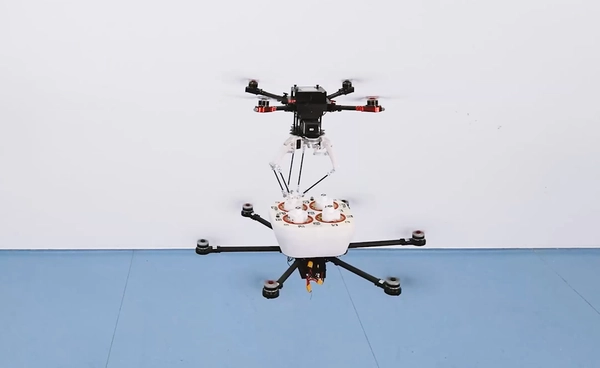 จีนเผยระบบโดรน “FlyingToolbox” บินสลับเครื่องมือกลางอากาศได้แม่นยำ