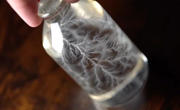 ยูทูบเบอร์สร้าง “ฟ้าผ่าในขวด” สำเร็จ ใช้เครื่องเร่งอนุภาคโชว์การคายประจุไฟฟ้าแบบ 3 มิติ