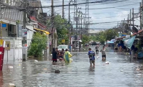 “สมุทรปราการ” น้ำท่วมหนัก  อบจ.ชี้เหตุท่อเล็ก–แผ่นดินทรุด