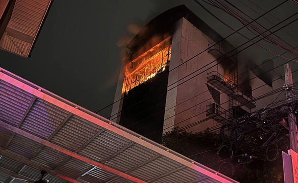 ไฟไหม้อาคาร 7 ชั้น ย่านสุขุมวิท 71 เสียหายหนักชั้น 6