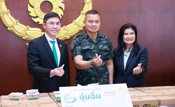 "ธ.ก.ส." มอบข้าวพร้อมทาน “อุ่นอิ่ม” ให้กองทัพบก