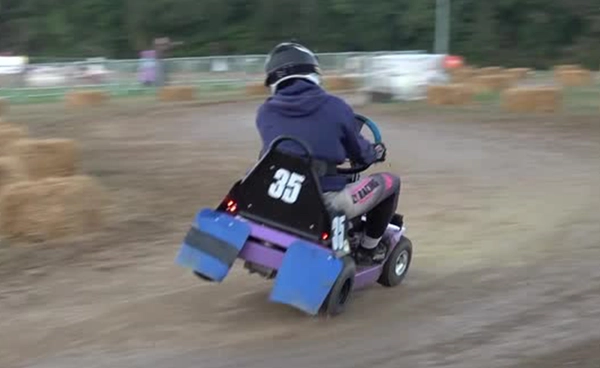 อังกฤษจัดแข่งขันขับ “รถตัดหญ้า” ชิงความอึด “12-Hour Lawn Mower Race”