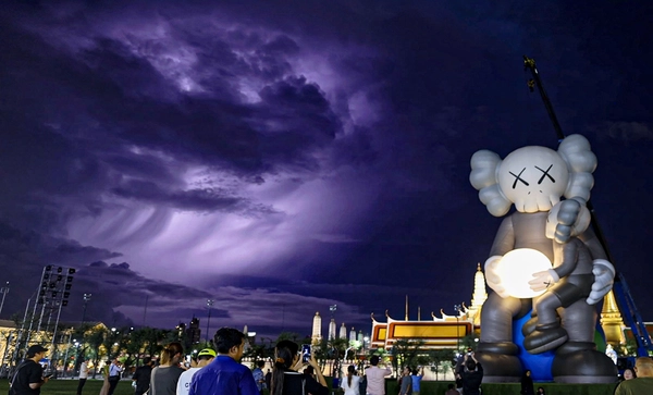 จัดครั้งแรกในไทย ประติมากรรม COMPANION จาก KAWS ขนาดมหึมาใจกลางสนามหลวง
