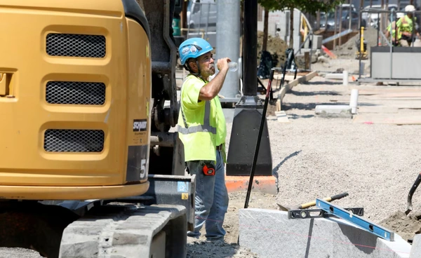 อากาศร้อนกระทบแรงงาน เสี่ยงป่วยทั้งกายและใจ ความท้าทายที่ต้องปรับตัวในยุคโลกร้อน