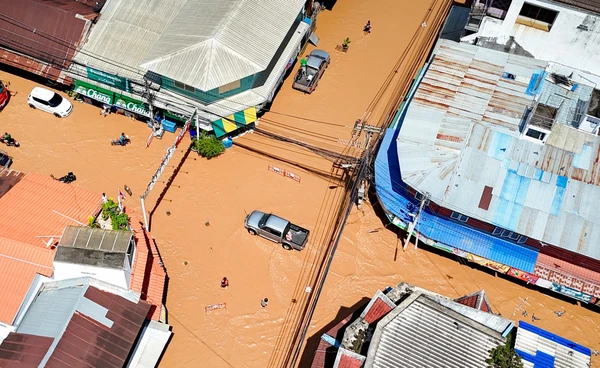 น้ำท่วมล่าสุด เดือดร้อน 13 จังหวัด กระทบ 2 แสนคน เสียชีวิต 3 ราย 