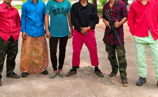 ไวรัลทหารชายแดน กับ เสื้อผ้าบริจาคแฟชั่นหลากสี  หมดกันความน่าเกรงขาม 