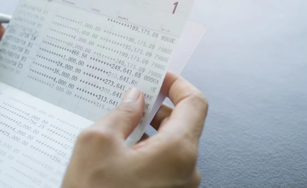 ธนาคาร ตำรวจ ประชาชน กับสมรภูมิอายัดบัญชีที่ไม่มีวันจบ