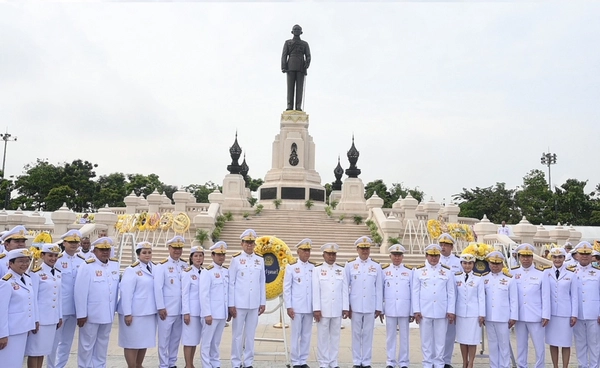 นายกฯ นำคณะรัฐมนตรีวางพวงมาลา เนื่องในวันนวมินทรมหาราช