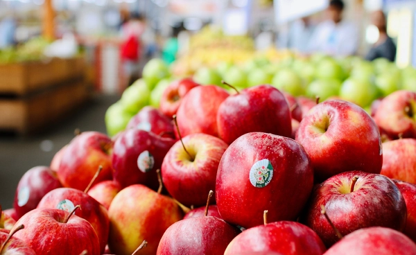 สติกเกอร์จิ๋วบนผลไม้ จำเป็นแค่ไหน? ผู้บริโภคชี้กวนใจแถมทำลายสิ่งแวดล้อม