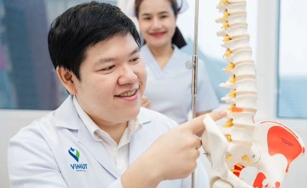 ปวดหลังร้าวลงขา สัญญาณเตือน ภาวะหมอนรองกระดูกทับเส้นประสาท 