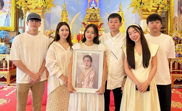 แอฟ ทักษอร เคียงข้าง นนกุล ร่วมพิธีทำบุญ100วัน คุณแม่เพ็กแฮ