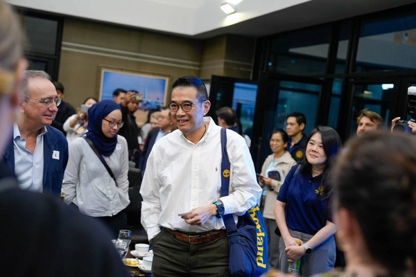 กระทรวงการต่างประเทศของไทย นำคณะทูตลงพื้นที่ดูความเสียหายที่ จ.ศรีสะเกษ พร้อมสำรวจแนววางทุ่นระเบิดของกัมพูชา