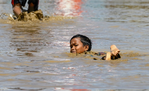 ยอดเสียชีวิตน้ำท่วมอินโดนีเซียยังเพิ่มไม่หยุด ล่าสุดทะลุเกือบ 600 คนแล้ว 