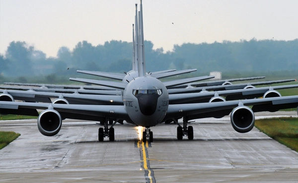 เจาะเครื่องบิน KC-135 และ KC-46A เครื่องบินเติมเชื้อเพลิงของอเมริกา ล่าสุดลงจอดในทวีปยุโรปแล้ว