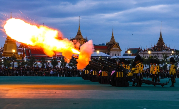 กองทัพบก ยิงสลุตหลวง 21 นัด ถวายความเคารพ - แสดงความอาลัยอย่างสูงสุดแด่ “สมเด็จพระพันปีหลวง” 
