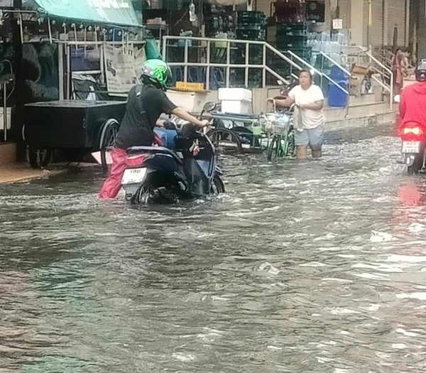 ชาวบ้าน ซ.เปรมฤทัย ระทมฝนตกไม่ถึง 10 นาที น้ำท่วม สูง 50 ซม.-1 เมตร วอนผู้ว่าฯสมุทรปราการช่วยด่วน