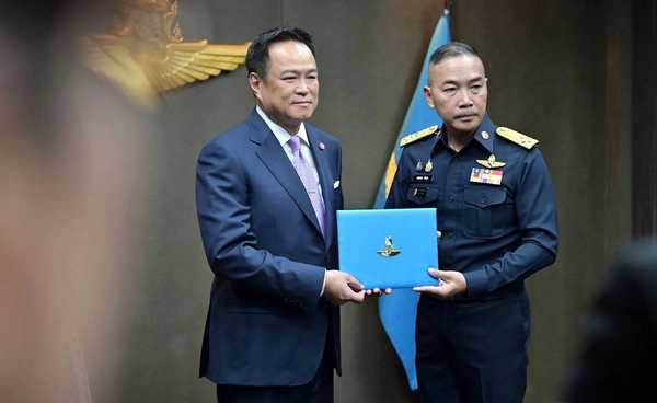 นายกฯ รับเครื่องหมาย “ปีกเหินเวหา” ก่อนเยือนสปป.ลาวอย่างเป็นทางการ 