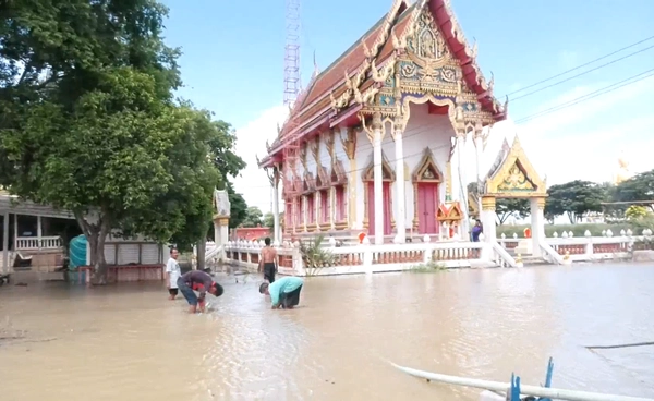 น้ำยมทะลักท่วมวัดพิจิตร เตือนแม่น้ำน่านสูงขึ้นอีก