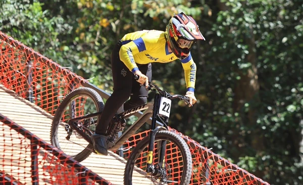 “เบส เมธาสิทธิ์” ผงาดทองแรกจักรยานไทย ดาวน์ฮิลล์ซีเกมส์ 33