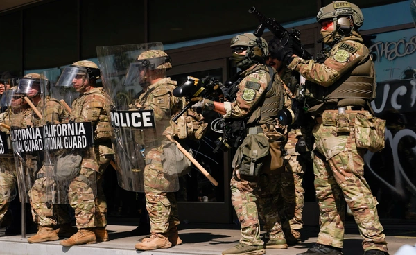 เจ้าหน้าที่จากกองกำลังพิทักษ์แห่งมาตุภูมิ เริ่ม "ถืออาวุธ" ลาดตระเวนในดี.ซี.แล้ว