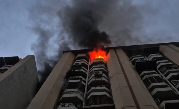 ไฟไหม้คอนโดอินทรา ย่านประตูน้ำ เด็ก-ผู้ปกครองติดค้าง ชั้น 9