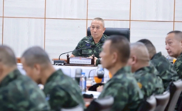 ผบ.ทบ. ลุยนราธิวาส ติดตามยกระดับมาตรการควบคุมพื้นที่   