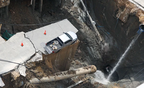 แนะ 3 เส้นทางจราจร เลี่ยงถนนทรุดตัว บริเวณหน้าวชิรพยาบาล