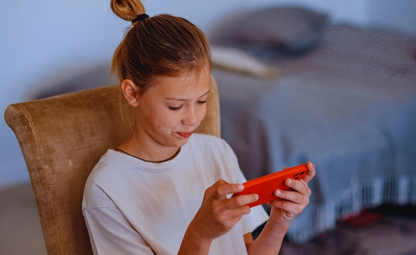 เดนมาร์กเตรียมออกกฎหมาย แบนเด็กต่ำกว่า 15 ปี เล่นโซเซียล