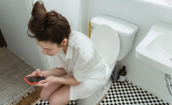 ห้องน้ำกลายเป็นเซฟโซนของคน Gen Z ดูหนัง ฟังเพลง ทำสมาธิ เพราะเป็นพื้นที่ส่วนตัวและปลอดภัย