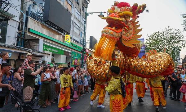 เชิดมังกรทอง - สิงโต สุดอลังการ นทท. ร่วมฉลองตรุษจีนแน่นถนนข้าวสาร