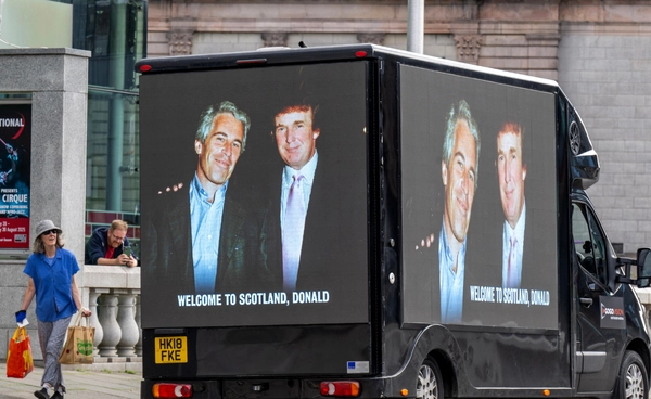 สส.เดโมแครตจับสังเกตรูป "ทรัมป์" อาจถูกลบออกจากแฟ้มคดี "เอปสตีน" ที่เพิ่งเปิดเผยสู่สาธารณะ