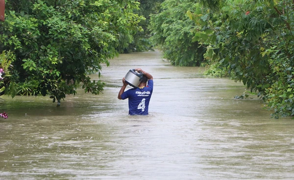 น้ำท่วมพัทลุงล่าสุด เสียชีวิต 2 ราย สูญหาย 1 บ้านเรือนเสียหายกว่า 2.7 หมื่นหลังคาเรือน