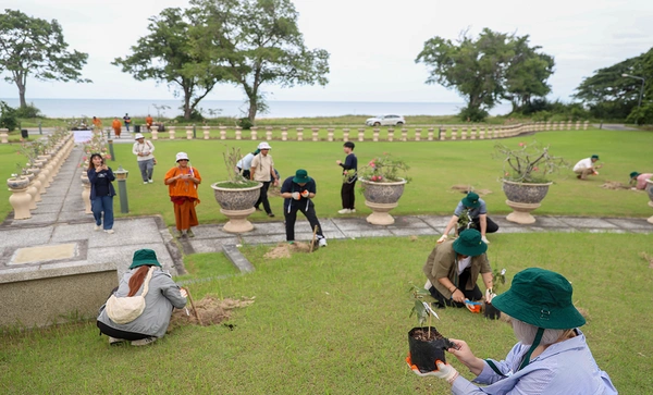 ดอยคำผนึกกำลังฟื้นฟูชายหาดพระราชนิเวศน์มฤคทายวัน ปลูกต้นไม้สันดอนทรายชายฝั่งคืนสมดุลสู่ธรรมชาติ