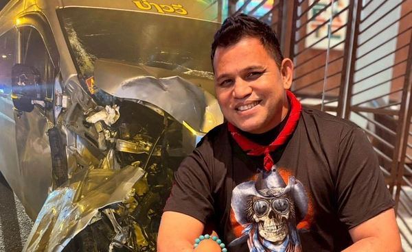 สุดระทึก! วัวหลุดวิ่งชนรถตู้ บ่าววี พังยับ โชคดีทุกคนปลอดภัย