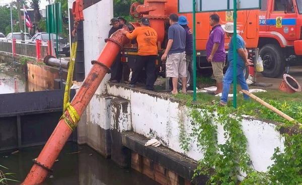 ระดมเครื่องสูบน้ำ “อยุธยา - ปทุมธานี” ส่อวิกฤต รับมือ “พายุแมตโม”