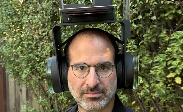 นักประดิษฐ์หัวใสสร้างเครื่องเล่น CD พร้อมหูฟังแบบพกพาสวมใส่เหนือศรีษะ ฟังเพลงได้ทุกที่ทุกเวลา