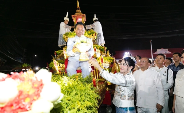 พุทธศาสนิกชนนับหมื่น  หลั่งไหลขึ้นดอยสุเทพ ร่วมสืบสาน "วิสาขบูชา"