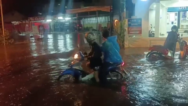 "เชียงใหม่" ฝนตกหนัก น้ำป่าจากดอยสุเทพไหลทะลักเข้าท่วมพื้นที่
