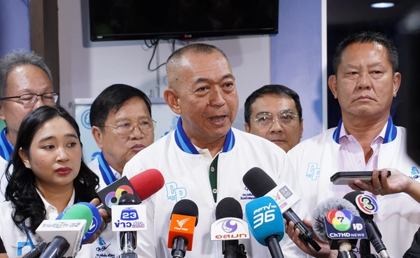 ประชาธิปัตย์ ยังไม่ตัดสินใจเลือกข้างไหนเป็นรัฐบาล "เฉลิมชัย" แจงร่วมแถลง "เพื่อไทย" แค่มารยาททางการเมือง 