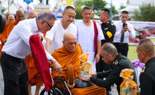 ปลัดกระทรวงกลาโหม นำพุทธศาสนิกชนตักบาตรพระวิปัสสนาจารย์ 77 รูป