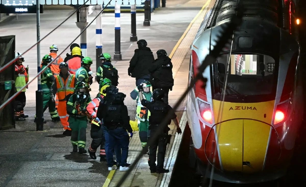 คนร้ายใช้มีดไล่แทงคนที่สถานีรถไฟในอังกฤษ บาดเจ็บสาหัส 9 คน