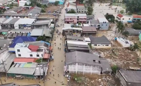 ภาพมุมสูง "ชุมชนสะพานดำ" น้ำท่วมลด-ทิ้งร่องรอยความเสียหาย