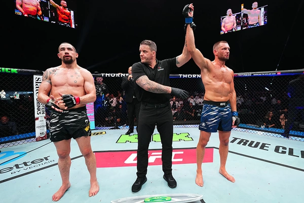 เดอ ริดเดอร์ เบียดแต้ม วิทเทเกอร์  คู่เอกเสียงแตก ในศึก UFC อาบูดาบี