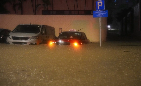 “ฮ่องกง” เตือนภัยสูงสุด ฝนถล่ม-น้ำท่วมหนัก ฟ้าผ่านับหมื่นครั้งภายใน 1 ชั่วโมง