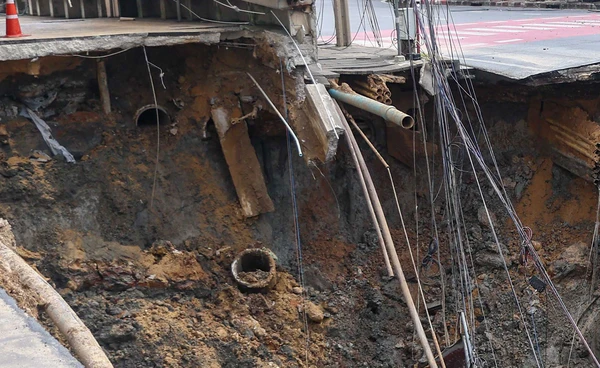 กทม. อัปเดตสถานการณ์ถนนทรุดหน้าวชิรพยาบาล เตรียมเทคอนกรีตลงหลุมยุบเพิ่ม